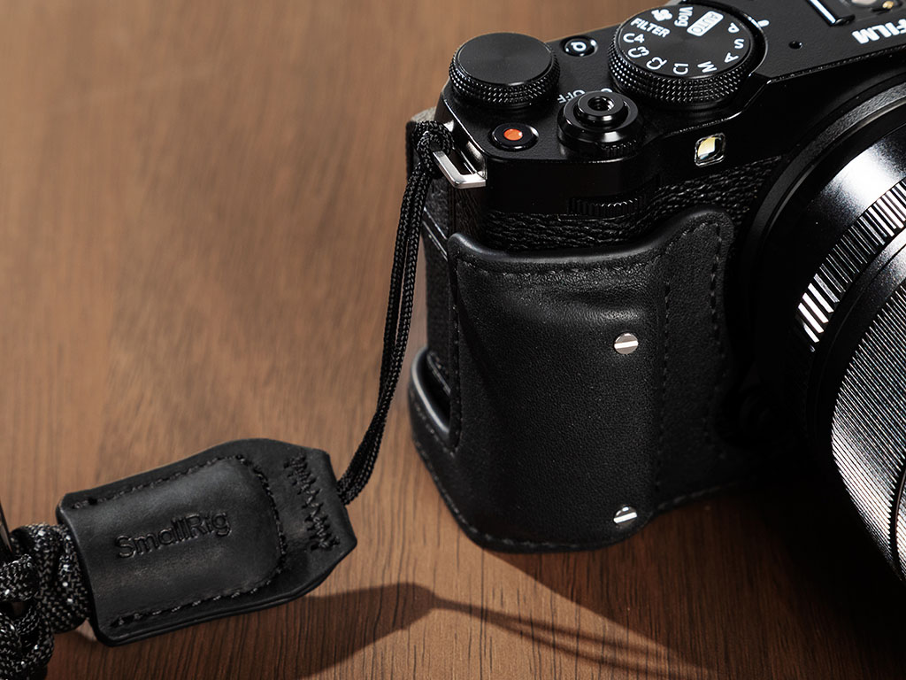 SmallRig 4879 Fujifilm X-M5 Uyumlu Siyah Yarım Çanta ve Elcik